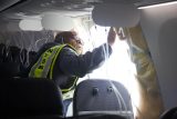 Vyšetřovatel prohlíží záslepku nouzového východu letounu Boeing 737-9 Max společnosti Alaska Airlines, poškozenou při startu z Portlandu 5. ledna 2024.