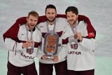 Hokejisté Lotyšska pózují s bronzovými medailemi z mistrovství světa 2023