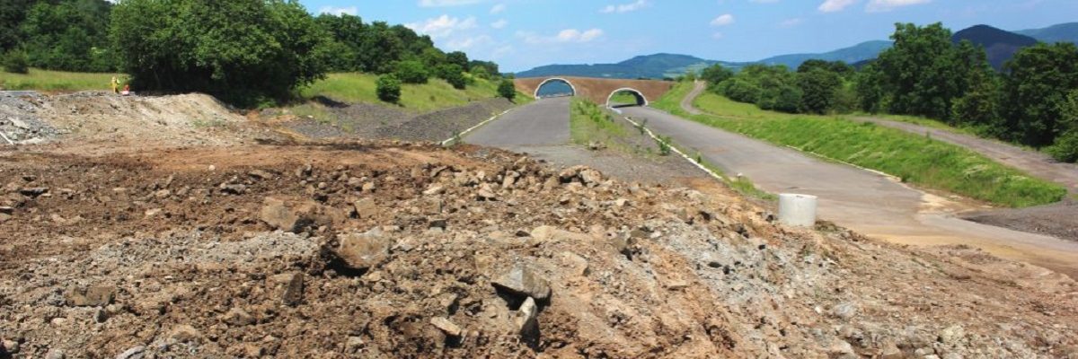 Sesuv půdy na nedokončené dálnici D8 u Litochovic