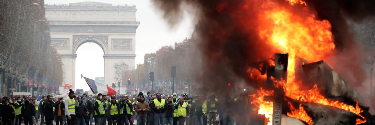 Policisté po celé Francii vzali do vazby 130 lidí a v Paříži, kde byly události nejbouřlivější, utrpělo zranění 20 osob včetně čtyř příslušníků pořádkových sil