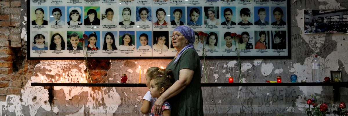 Pozůstalí se v Beslanu zúčastnili pamětního obřadu kvůli obětem neštěstí.