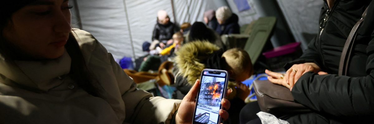 Irina z Mykolajivu ukazuje novinářům nahrávku, na které je hořící dům její kamarádky.