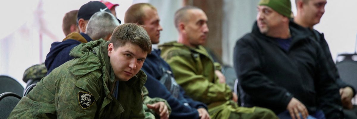 Ruští záložníci se scházejí na shromaždišti v průběhu částečné mobilizace vojáků ve městě Volžskij ve Volgogradské oblasti v Rusku