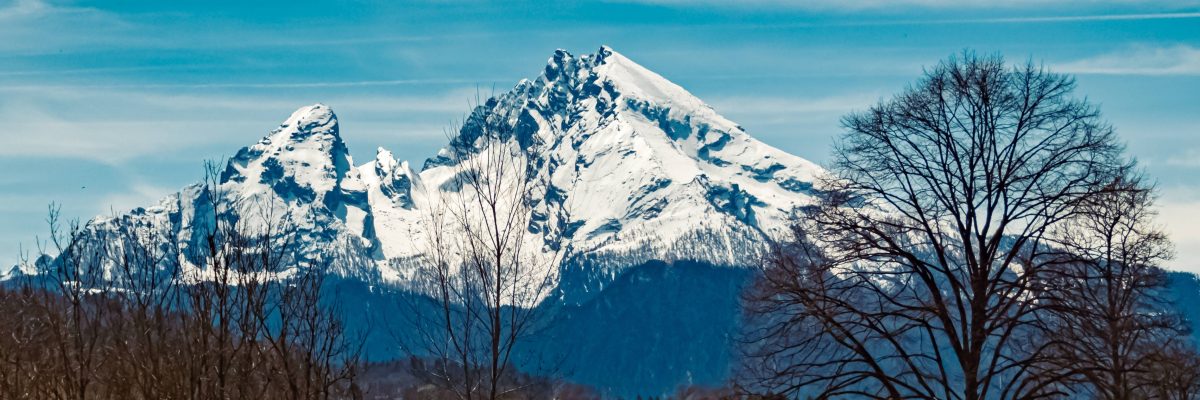 Hora Watzmannu, která se tyčí nad městem Berschtesgaden v Bavorsku