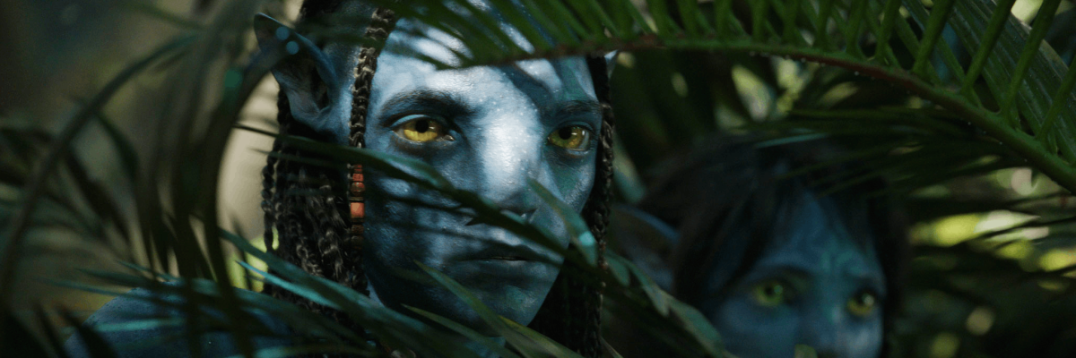 Lo&#039;ak (Britain Dalton) a Kiri (Sigourney Weaver) ve snímku Avatar: The Way of Water