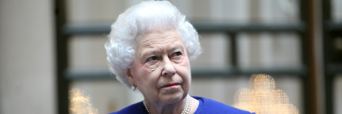 Její Veličenstvo královna Alžběta II. na archivním snímku z roku 2012.