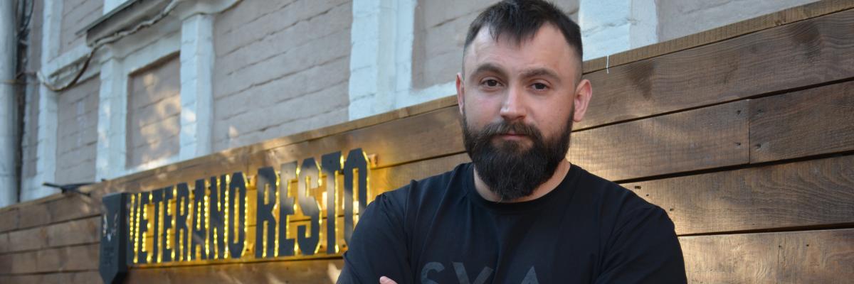 Leonid Ostalcev před svou restaurací v centru Kyjeva