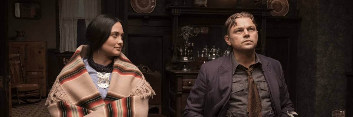 Mollie (Lily Gladstone) a Ernest (Leonardo DiCaprio) ve snímku Zabijáci rozkvetlého měsíce