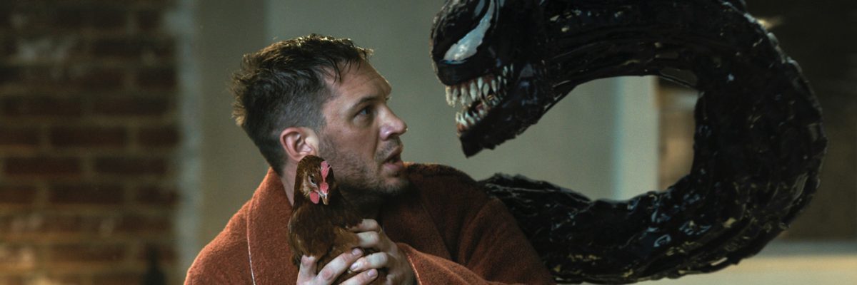 Tom Hardy jako Eddie Brock se slepicí a symbiontem Venomem ve snímku Venom 2: Carnage přichází