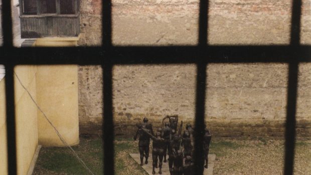 Pohled z cely bývalé věznice, v níž byli v 50. letech koncentrováni političtí vězni