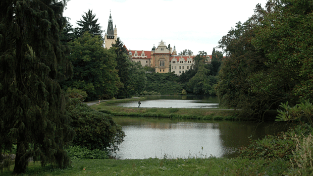 Průhled parkem na Podzámecký rybník a zámek