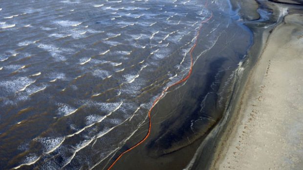 Ropná skvrna ohrožuje pobřeží Lousiany  