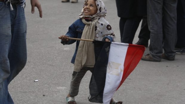 Malá demonstrantka drží egyptskou vlajku, Káhira 1. 2. 2011