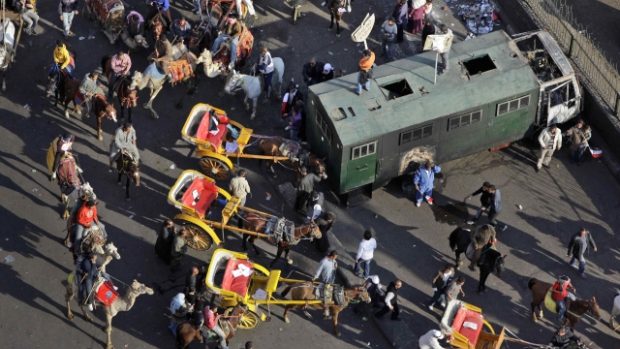 příznivci prezidenta Mubaraka na koních a velbloudech