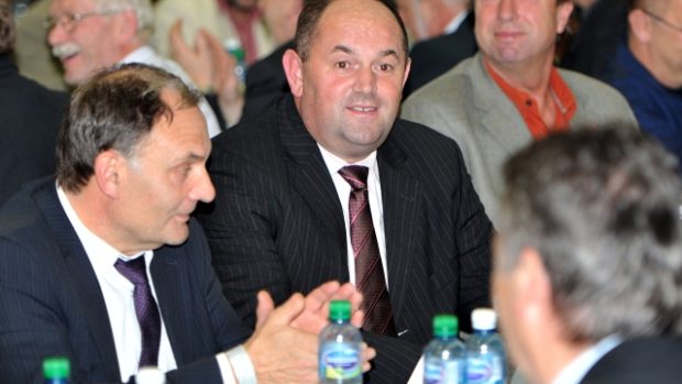 Miroslav Pelta (uprostřed) byl zvolen novým předsedou Fotbalové asociace České republiky