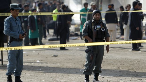 Afghánská policie hlídkuje na místě atentátu v Kábulu (ilustrační foto)