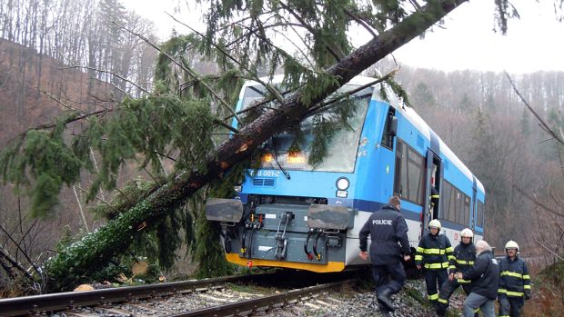 Na trati mezi Frýdlantem a Raspenavou narazil 16. prosince osobní motorový vlak Stadler do spadlého stromu.