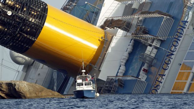 Policejní člun proplouvá kolem havarované lodi Costa Concordia