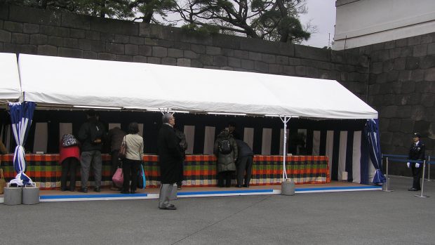 Před císařským palácem v Tokiu stojí stan, ve kterém je možno napsat panovníkovi vzkaz