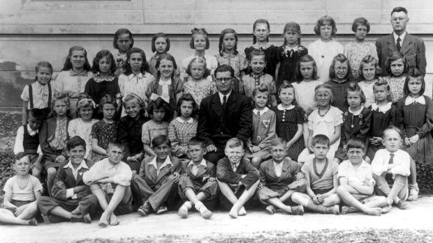 Ze 105 lidických dětí nacisté 88 zavraždili (snímek dětí II. třídy lidické školy z 2. června 1942)