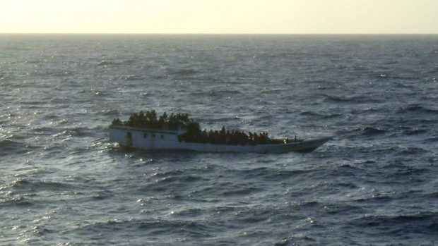 Loď s uprchlíky poblíž Vánočního ostrova
