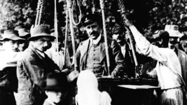 Rakouský fyzik Victor Franz Hess v koši balonu. V roce 1912 z něj objevil kosmické záření.