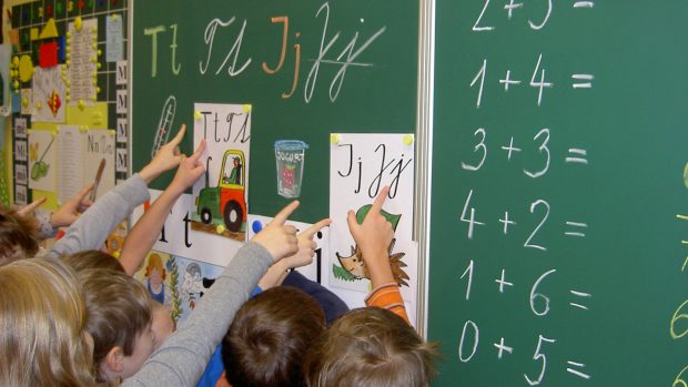 Prvňáci na havlíčkobrodské základní škole se zatím učí klasickou abecedu