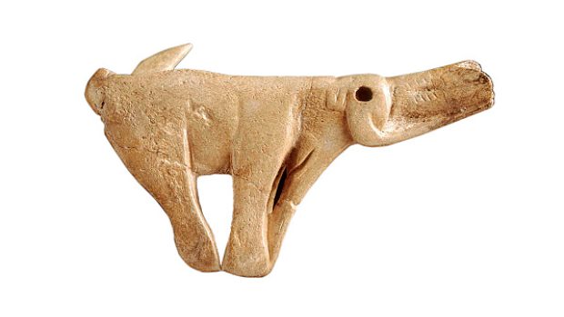 Plastika mamuta, součást vrhače oštěpů, vyřezaná ze sobího parohu asi před 13 až 14 tisíci lety. Nalezli ji pod skalním převisem v Montastrucu, Francie