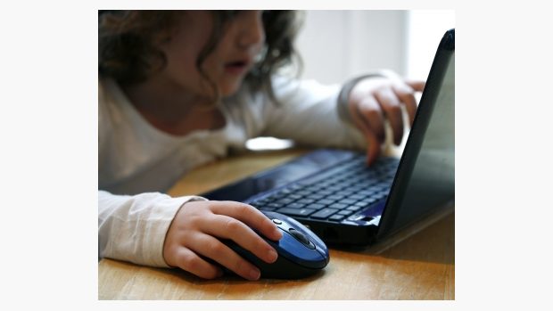 Dítě u počítače (ilustrační foto)
