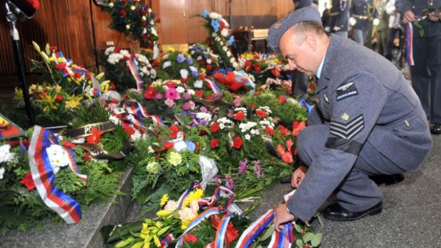 Ve zcela zaplněné smuteční síni ve Slezské Ostravě se 28. května lidé naposledy rozloučili s brigádním generálem ve výslužbě a bývalým stíhacím pilotem britské královské letky (RAF) Zdeňkem Škarvadou, který zemřel 11. května ve věku 95 let