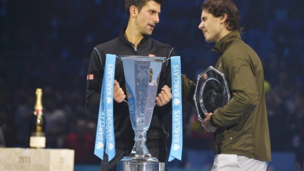 Novak Djoković (vlevo) s Rafaelem Nadalem po finálovém klání Turnaje mistrů v Londýně