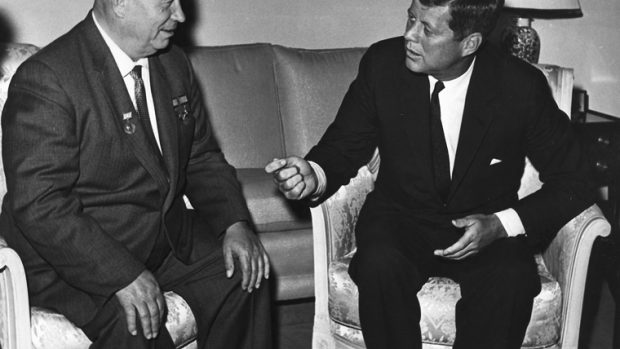 John F. Kennedy společně s generálním tajemníkem ÚV KSS Nikitou S. Chruščovem při setkání ve Vídni v červnu 1961