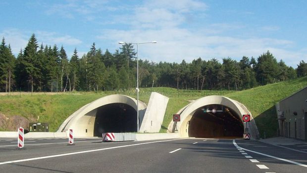 Severní portály tunelu Panenská na dálnici D8