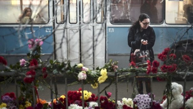 Květiny na místě pondělního výbuchu trolejbusu ve Volgogradu