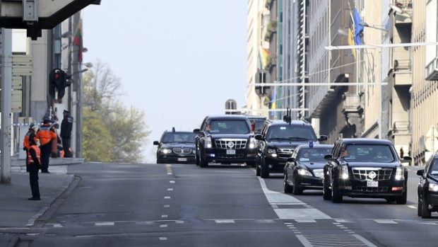 Belgičtí policisté dohlíží na kolonu vezoucí amerického prezidenta Baracka Obamu na bruselské letiště