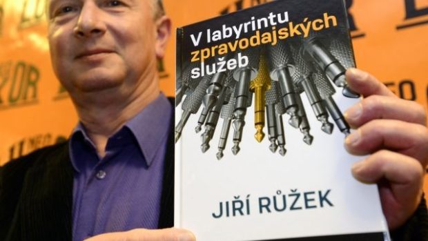 Bývalý ředitel Bezpečnostní informační služby (BIS) Jiří Růžek představil svou knihu &quot;V labyrintu zpravodajských služeb&quot;