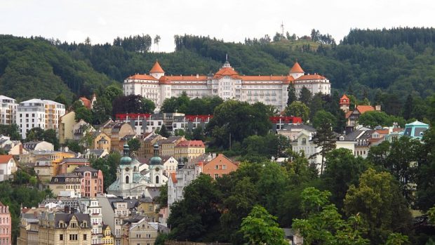 Pohled na Karlovy Vary s dominantou hotelu Imperial z terasy bazénu hotelu Thermal