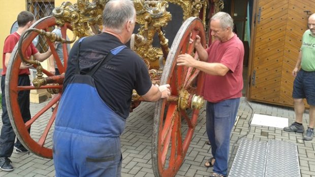 Historické kočáry z muzea v Čechách pod Kosířem se chystají na převoz do Prahy