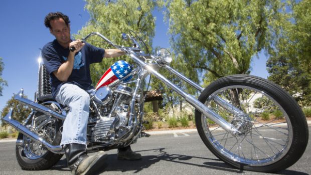 Motorka z legendárního filmu Easy Rider by se mohla vydražit za milion dolarů