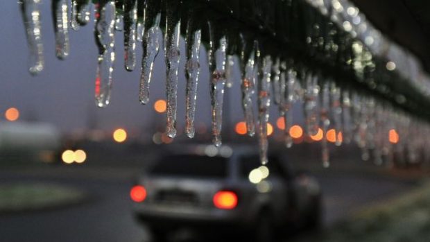 Dopravu na Plzeňsku komplikoval namrzající déšť a ledovka na silnicích