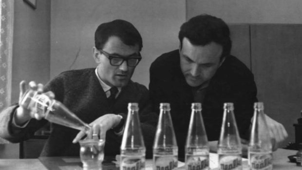 Jiří Šebánek a Zdeněk Svěrák vysílali pořad Vinárna U pavouka poprvé 23. prosince 1966