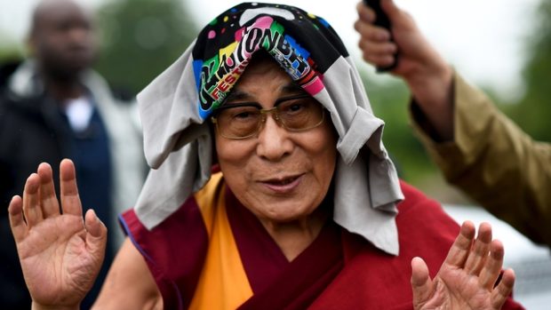 Tibetský duchovní vůdce dalajláma na Glastonbury 2015