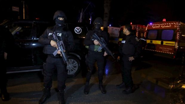 Tuniští policisti hlídkují po útoku na autobus s prezidentskou stráží