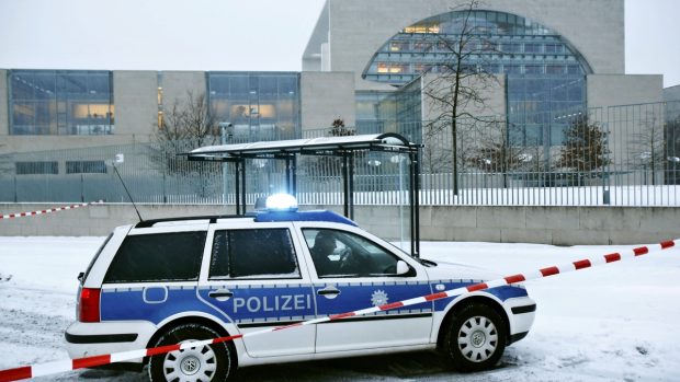 Policejní vůz před budovou německého kancléřství v Berlíně