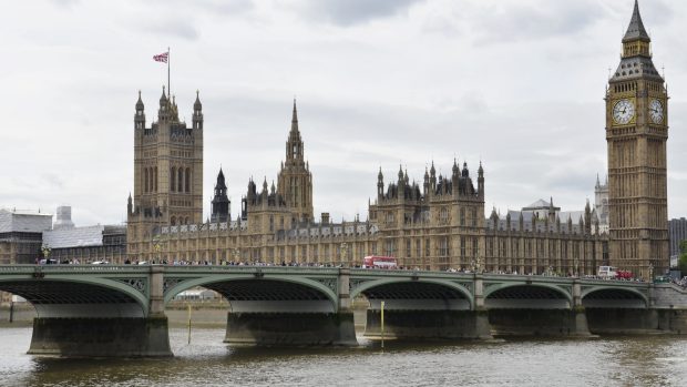 Hodinová věž Big Ben v Londýně, která je součástí Westminsterského paláce (Houses of Parliament), řeka Temže, Westminster Bridge