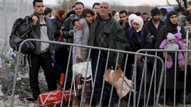 Uprchlíci čekají u hraničního přechodu Idomeni na řecko-makedonské hranici
