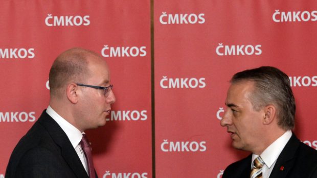 Premiér Bohuslav Sobotka (vlevo) a předseda ČMKOS Josef Středula na sněmu odborových svazů