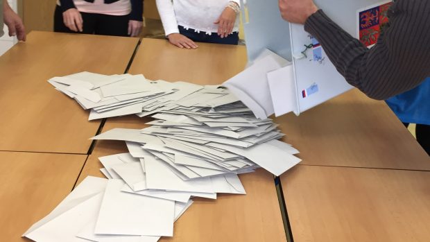 Sčítání hlasů začalo i v základní škole v Hradci Králové