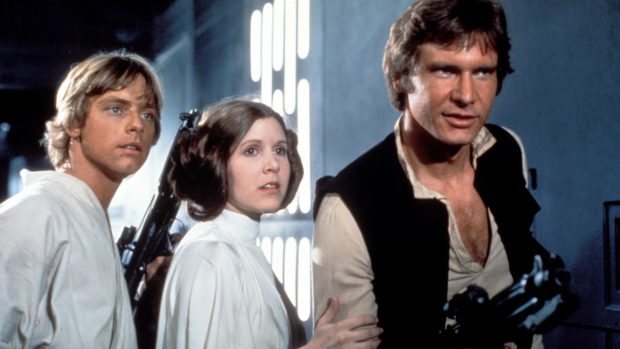Carrie Fisherová společně s Markem Hamillem v roli Luka Skywalkera a Harrisonem Fordem v roli Hana Sola