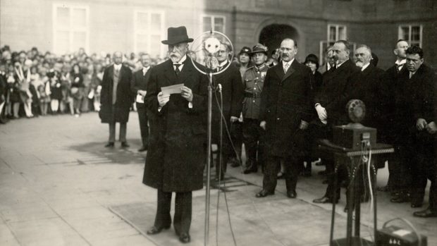 Prezident T. G. Masaryk hovoří ke školní mládeži. Rozhlasový přenos z Pražského hradu při oslavách 10. výročí republiky 27.10.1928, za Masarykem stojí ministr školství Milan Hodža a kancléř Přemysl Šámal